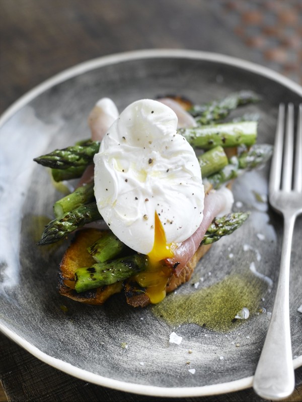 Toasted sourdough with grilled asparagus, serrano ham and poached eggs